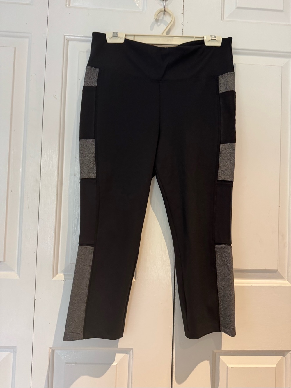 Avia Black Crop Athletic Pants with Gray Panels size large 12/14